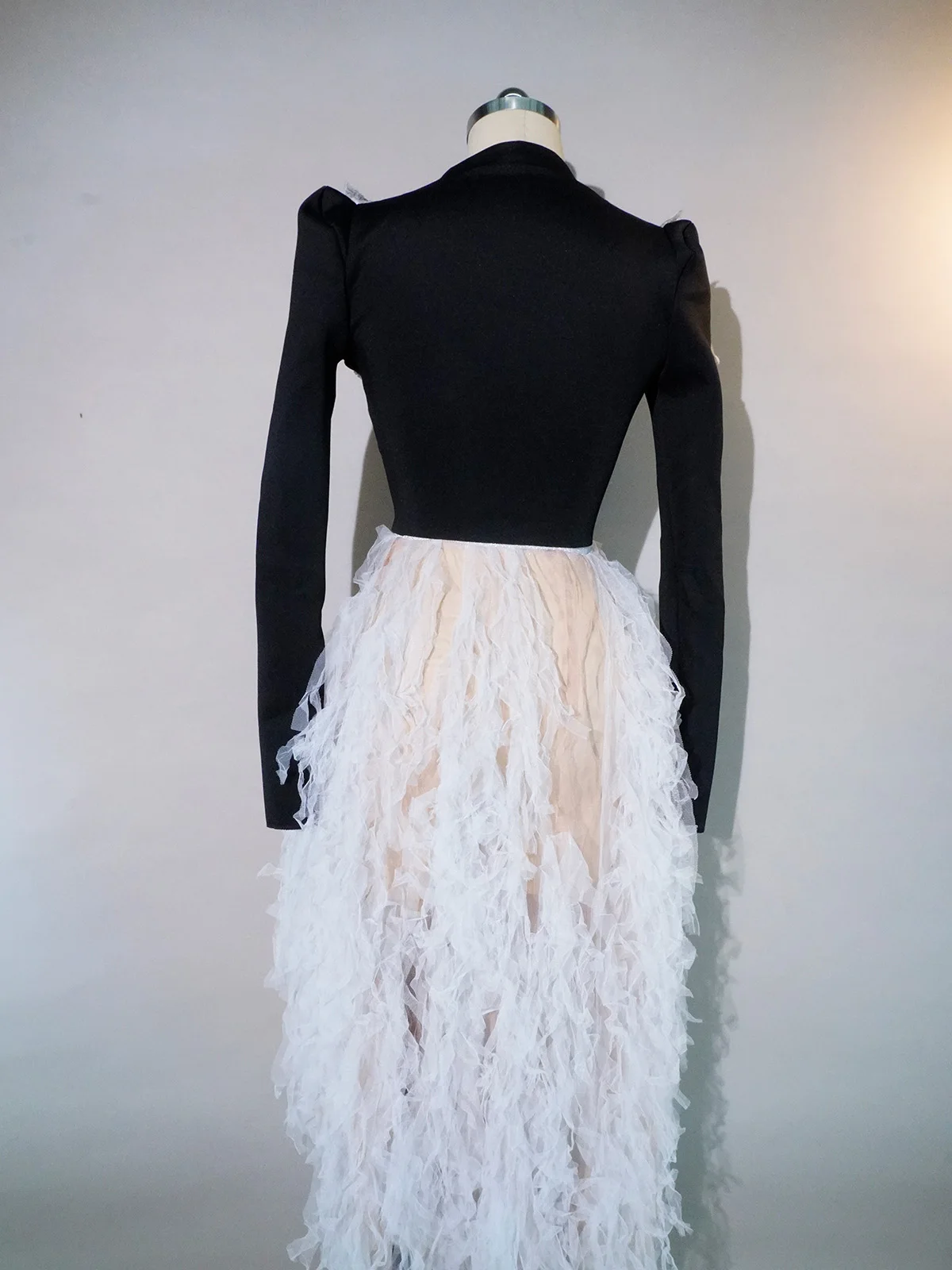 Nocturne Gala ชุดสีดําลึก V สีขาว Chantilly ลูกไม้ Cloud Tulle กระโปรงชุดราตรี Soiree Dinner Party สวมใส่อย่างเป็นทางการ ​