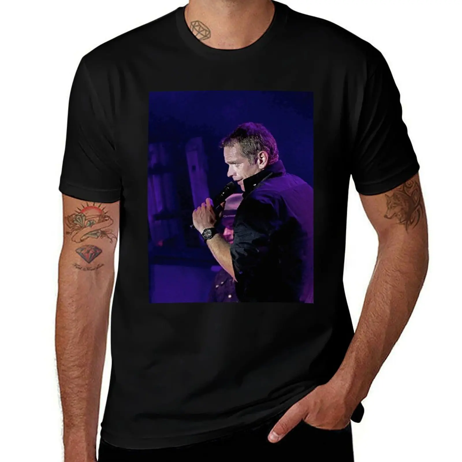 r376 / Finition 2021 - GAROU Singer 1 B (c) (t) expressive photos ! Olavia-Olao by Okaio Créations T-Shirt