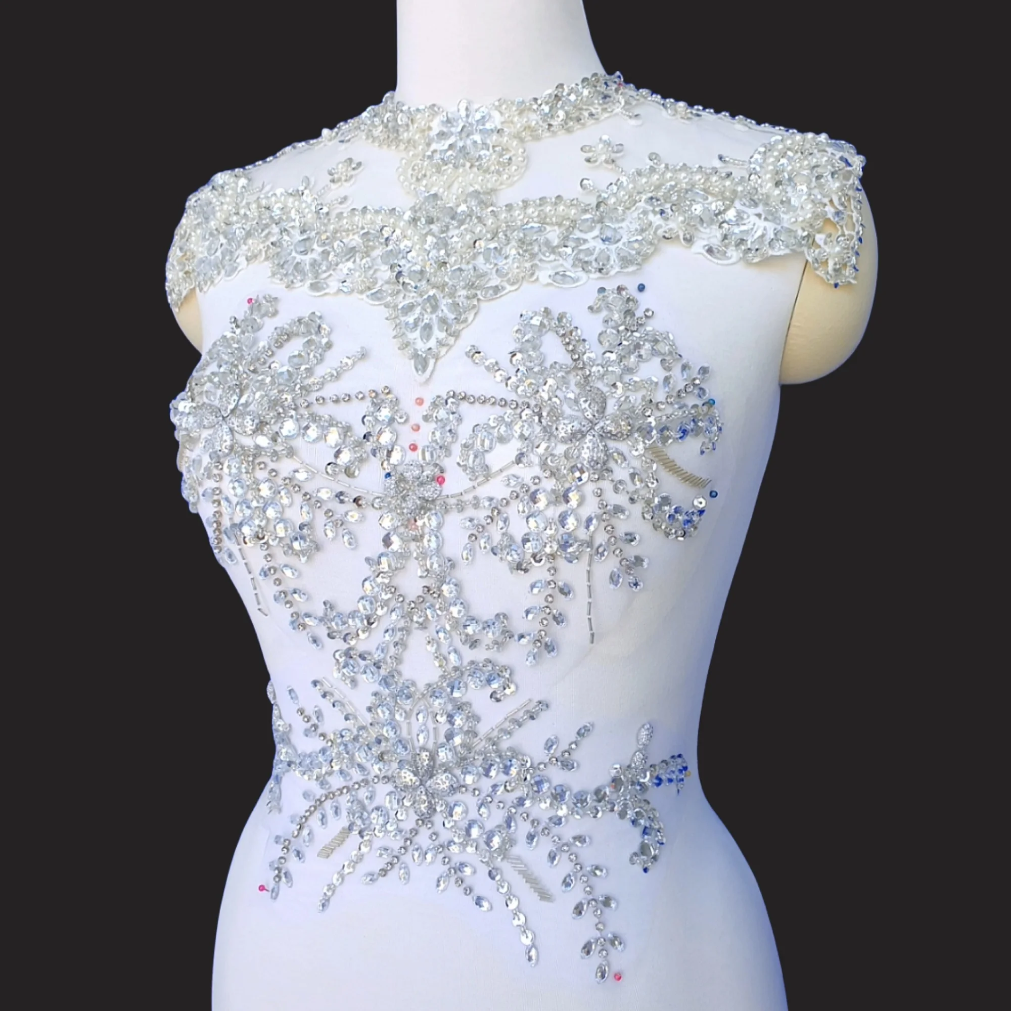 Appliques di toppe bianche, ornamento del collo del corpo anteriore, perline a mano, cristalli di strass da cucire per costumi da sposa Designer di