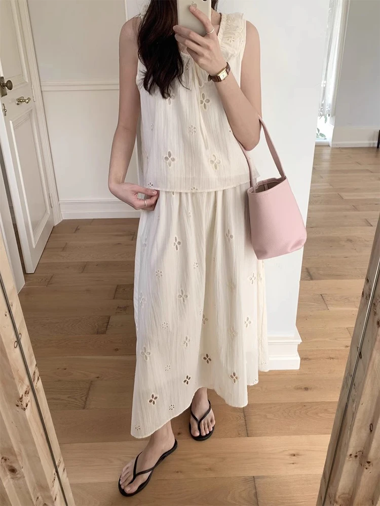 ชุดเซ็ตสองชิ้นกระโปรงเอวสูงผ้าคอตตอนผสมลายดอกไม้ฉลุลายสำหรับผู้หญิงฤดูร้อนใหม่จาก Liangliang Fre