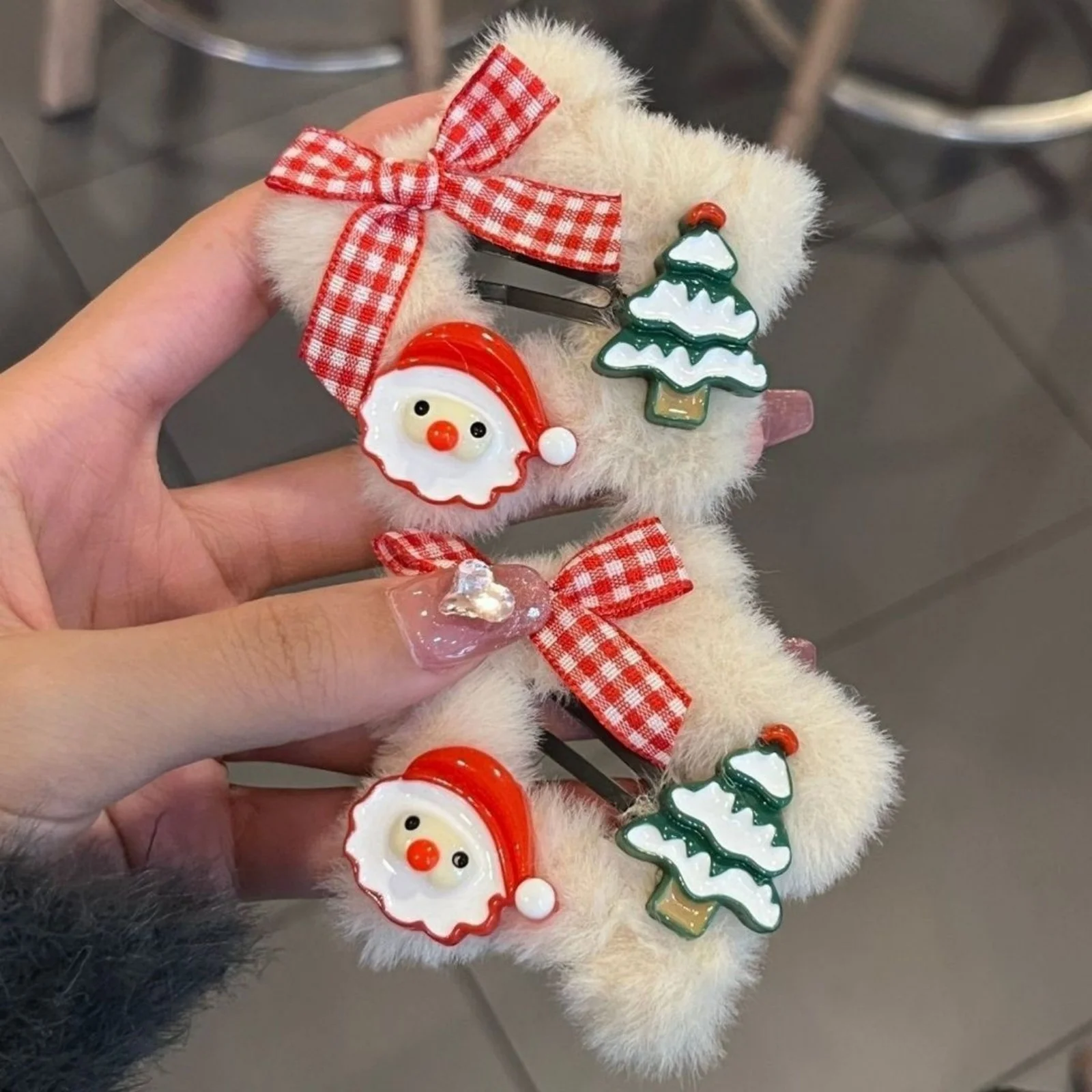 Simpatiche fermagli per capelli in peluche di Natale: design di Babbo Natale e albero di Natale, accessori per capelli festivi per donne e ragazze, perfetti per feste e tutti i giorni