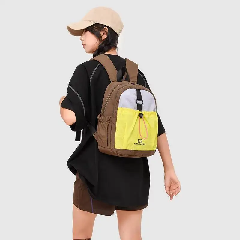 حقيبة ظهر صغيرة خفيفة الوزن للمشي لمسافات طويلة مع جيوب متعددة للرجال والنساء، حقيبة نهارية كاجوال منقوشة مقاومة للماء للبالغين أثناء المشي لمسافات طويلة في النهار