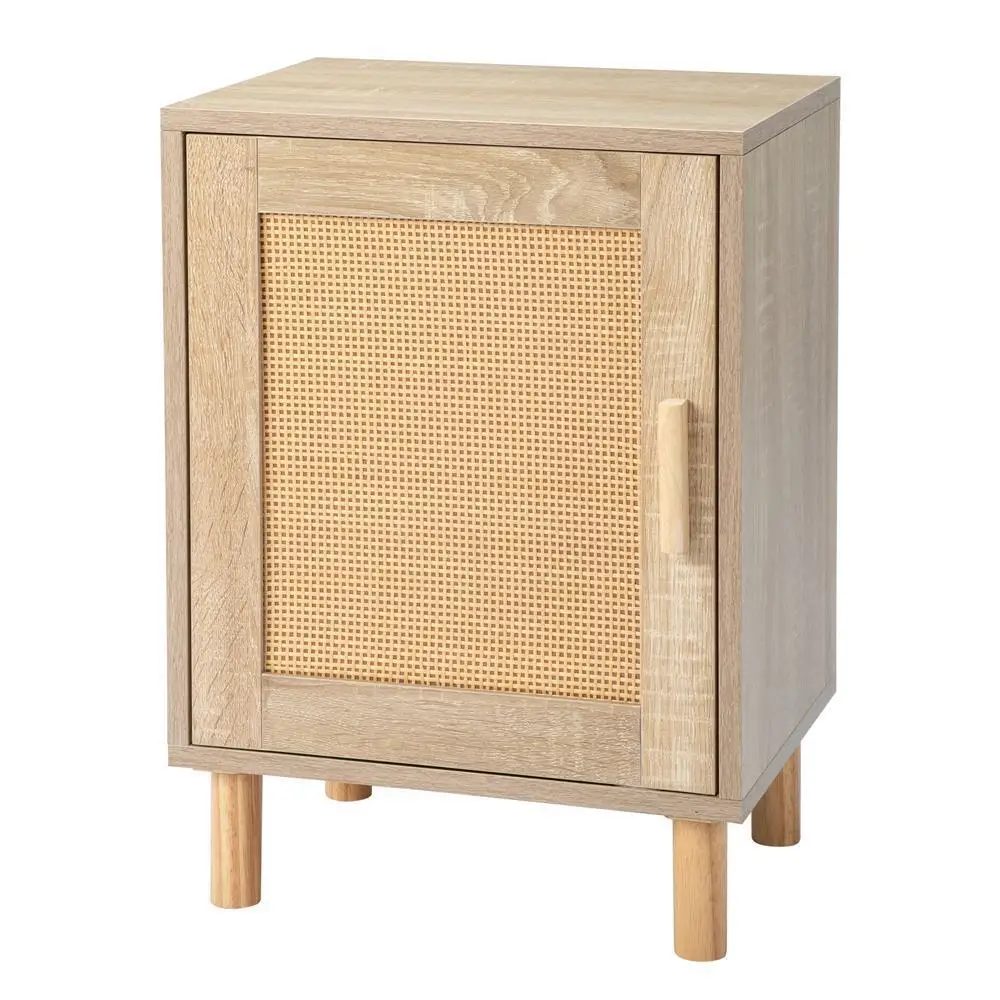 Nachttisch mit Rattan tür im Schlafzimmer