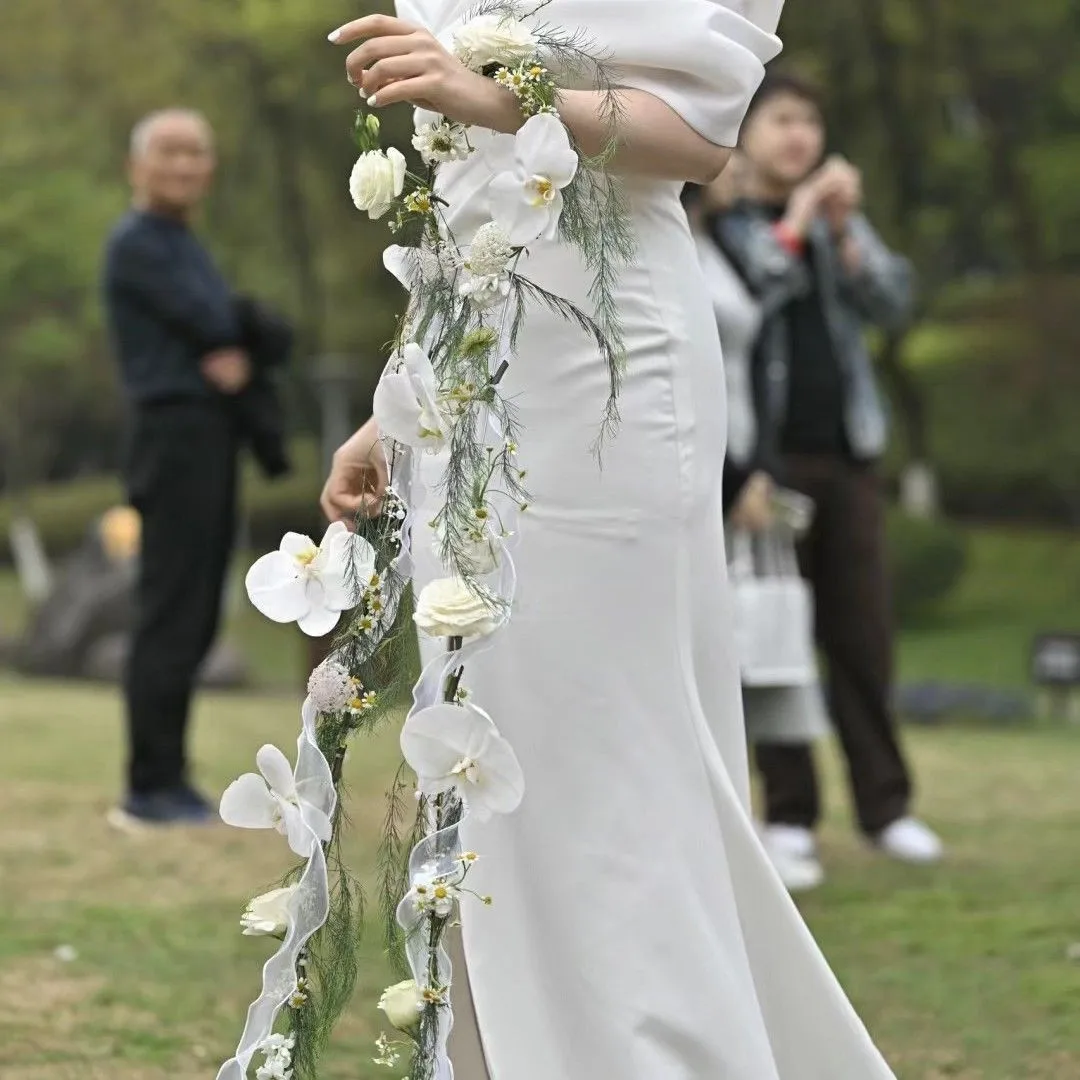 Waterfall bride dopamine color flower bouquet morning robe wedding dress shooting hand bouquet photo prop hand carry flower