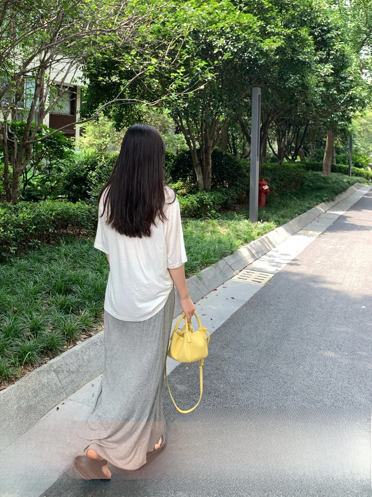 

Модная повседневная юбка из шелка с эластичным поясом и высокой талией, создающая ощущение прохлады и комфортности, для создания стильного образа.