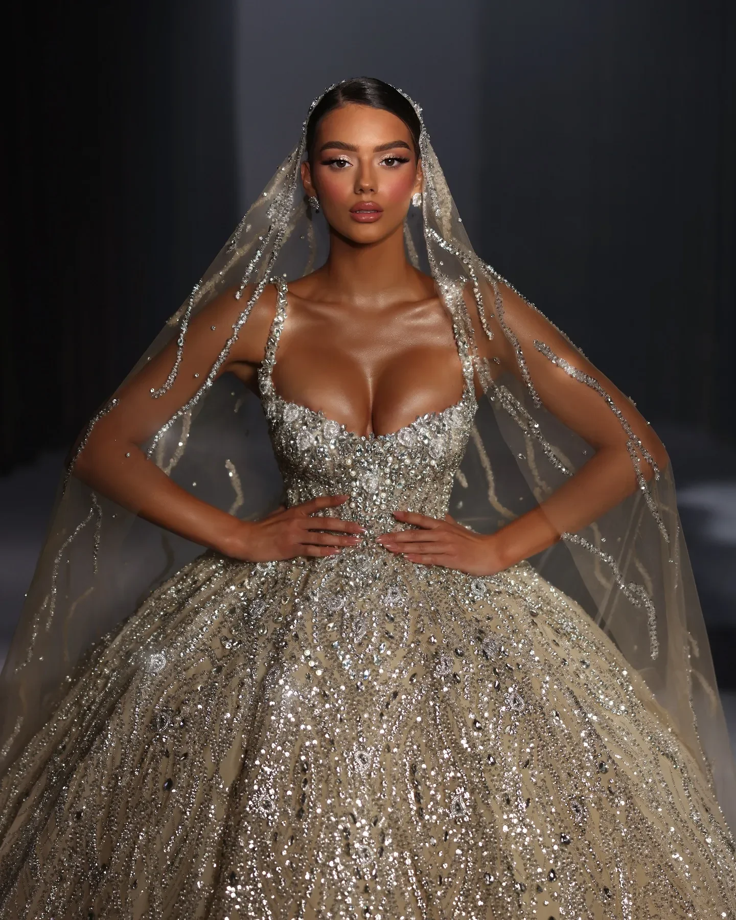 Luxury Crystal Ball Gown Wedding Dress Beaded Spaghetti Straps Wedding Dresses Rhinestones Sweep Train Customized Bridal Gowns