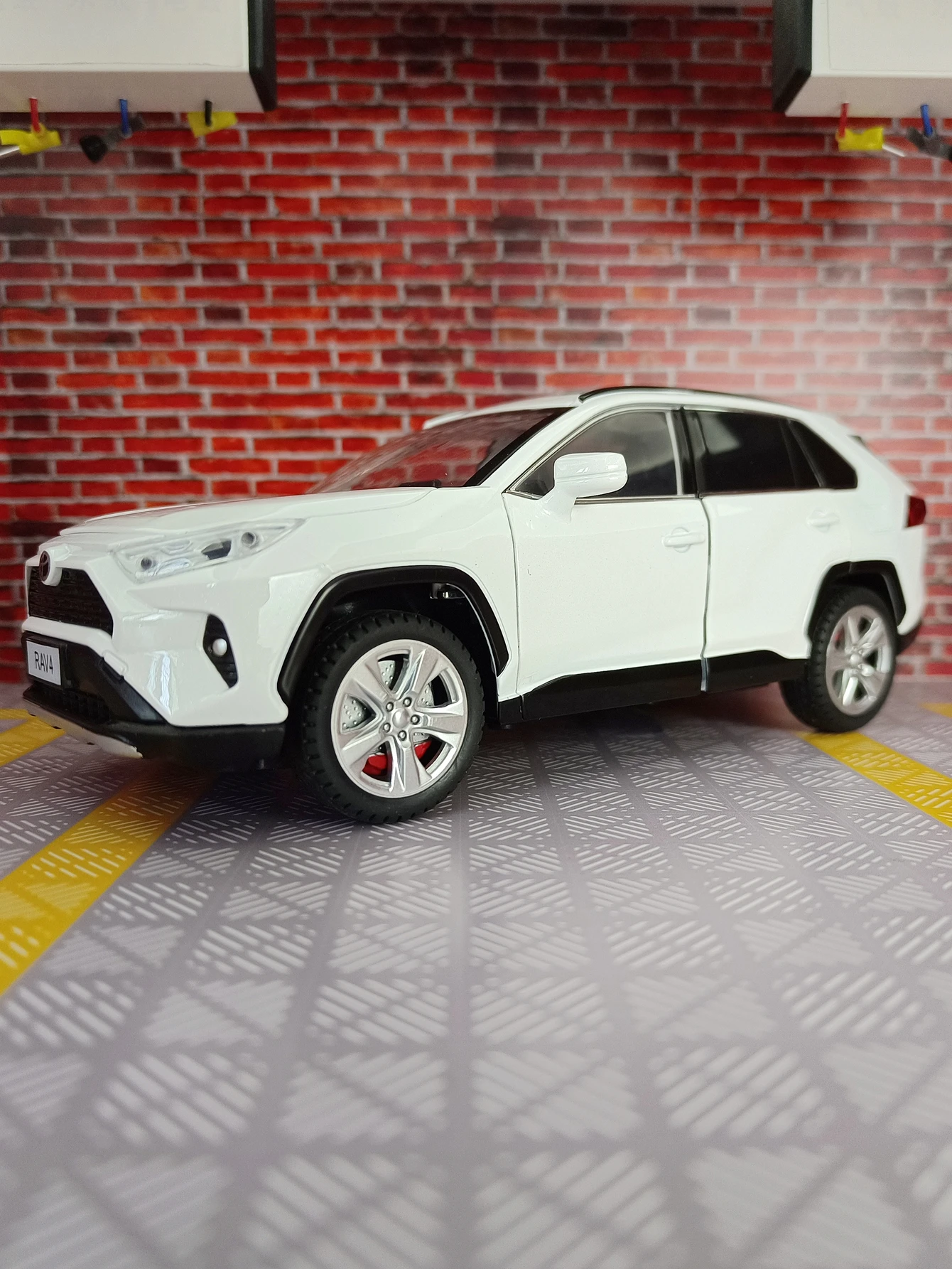 1:24 simulation Toyota RAV4 alloy car model doors and the front hood and trunk door can be opened has sound and lighting