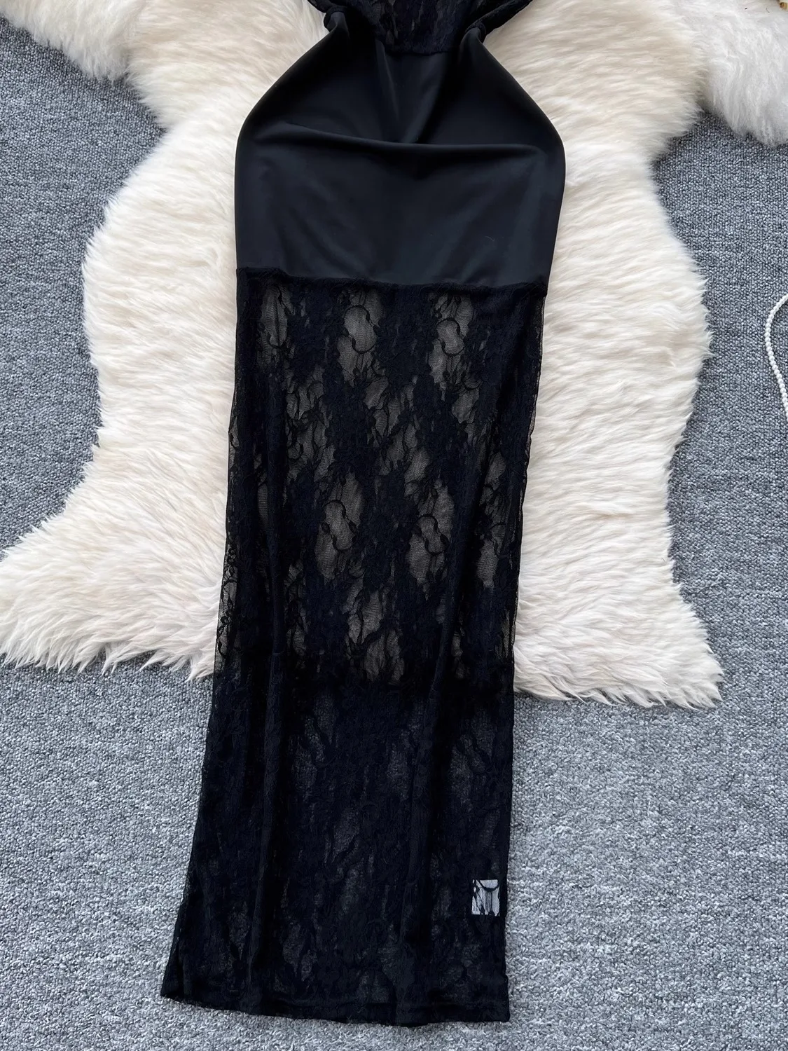 Seksowny koronkowy top tuba z efektem łączenia materiałów, dopasowana spódnica damska z wysokim stanem w kształcie litery A, koreański styl, ażurowe wycięcia, stylizacja na wygląd wyrafinowany, idealna do pracy.