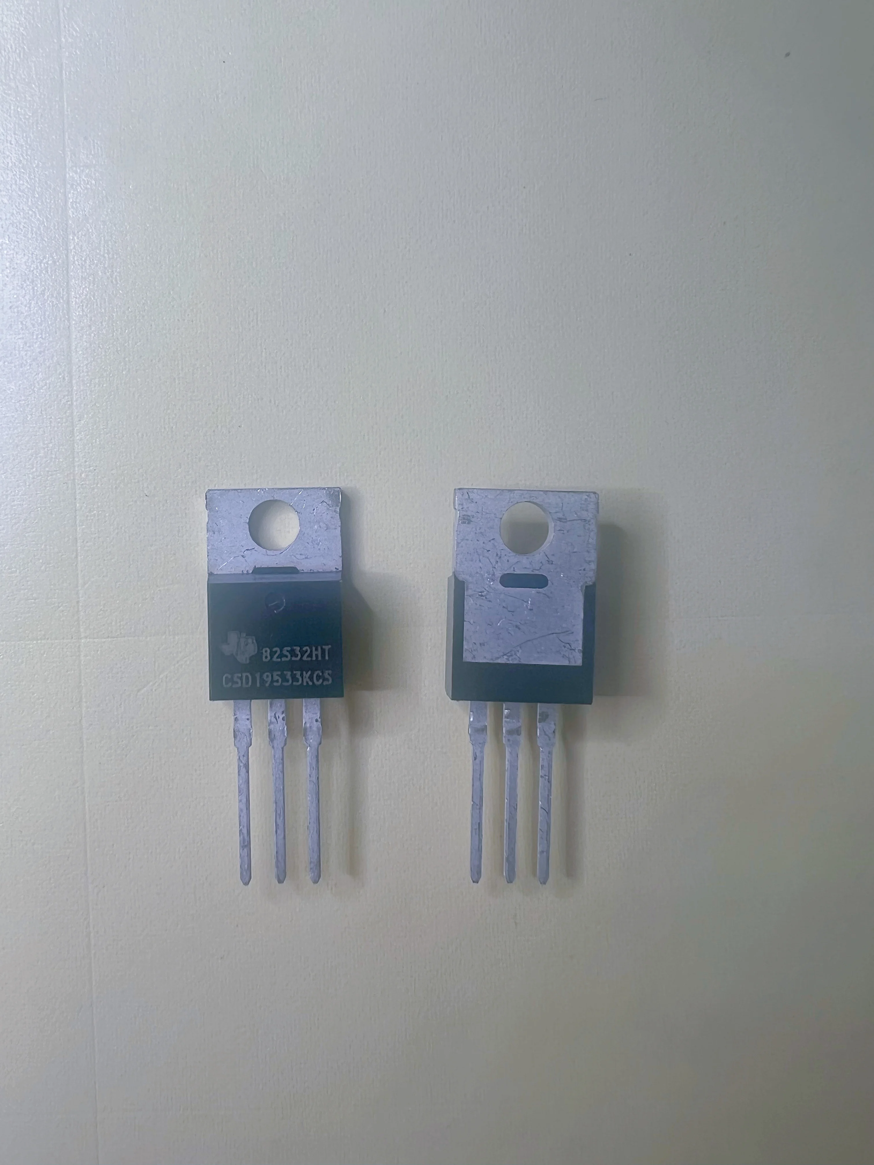 Free shipping    CSD19533KCS UA7805C LM2575T-5.0 LP38841T-1.2    10PCS
