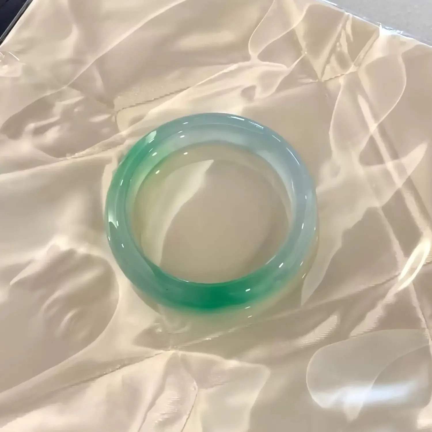 

Mid-mountain water bracelet less positive circle high fruit green bracelet Chinese wind jade young people