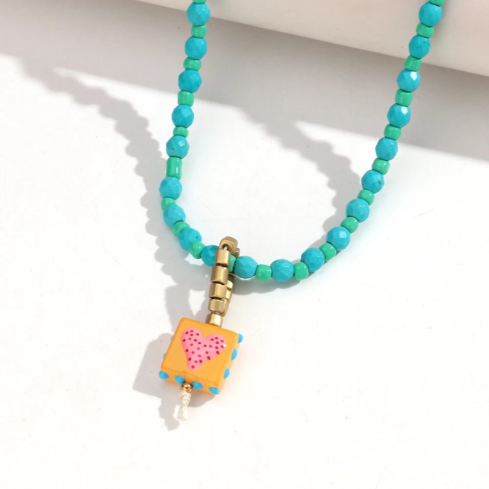 Niedliche kleine weiße türkisfarbene Perlen-Halskette mit Herz-Glasanhänger, exquisite Acryl-Perlen-Choker-Halskette, trendiges Schmuckgeschenk – Detail 10