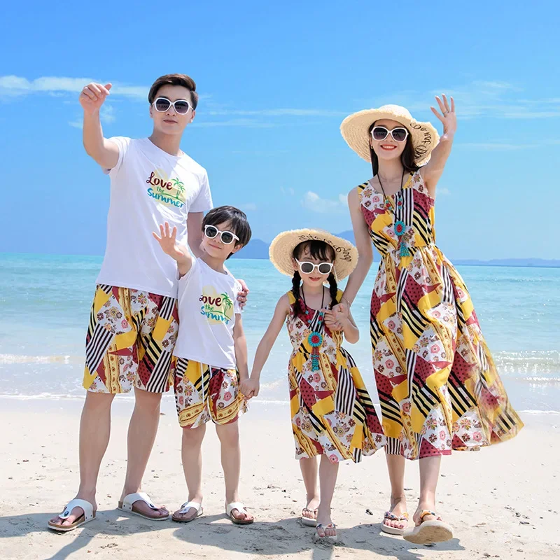 

Family Matching Outfits Summer Beach Mother Daughter Dresses Dad Son T-shirt & Shorts Holiday Couple Outfit Seaside