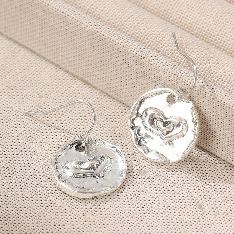 Vintage Silberfarbene Herz-Ohrhänger für Damen Metall Handgeschnitzte Kreise für Party und Alltag – Detail 1