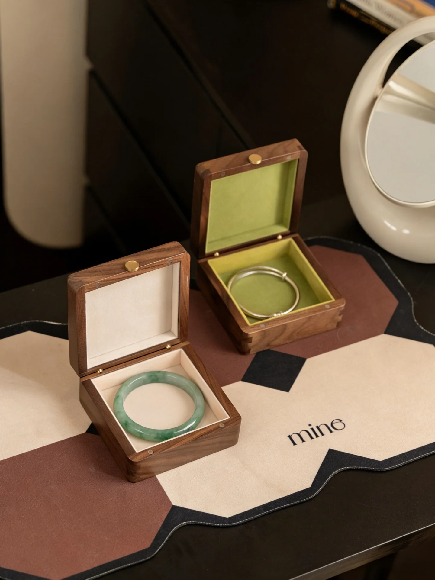 

Элитная интегрированная шкатулка для украшений из черного орехового дерева для хранения нефритовых браслетов и других аксессуаров с возможностью индивидуальной гравировки