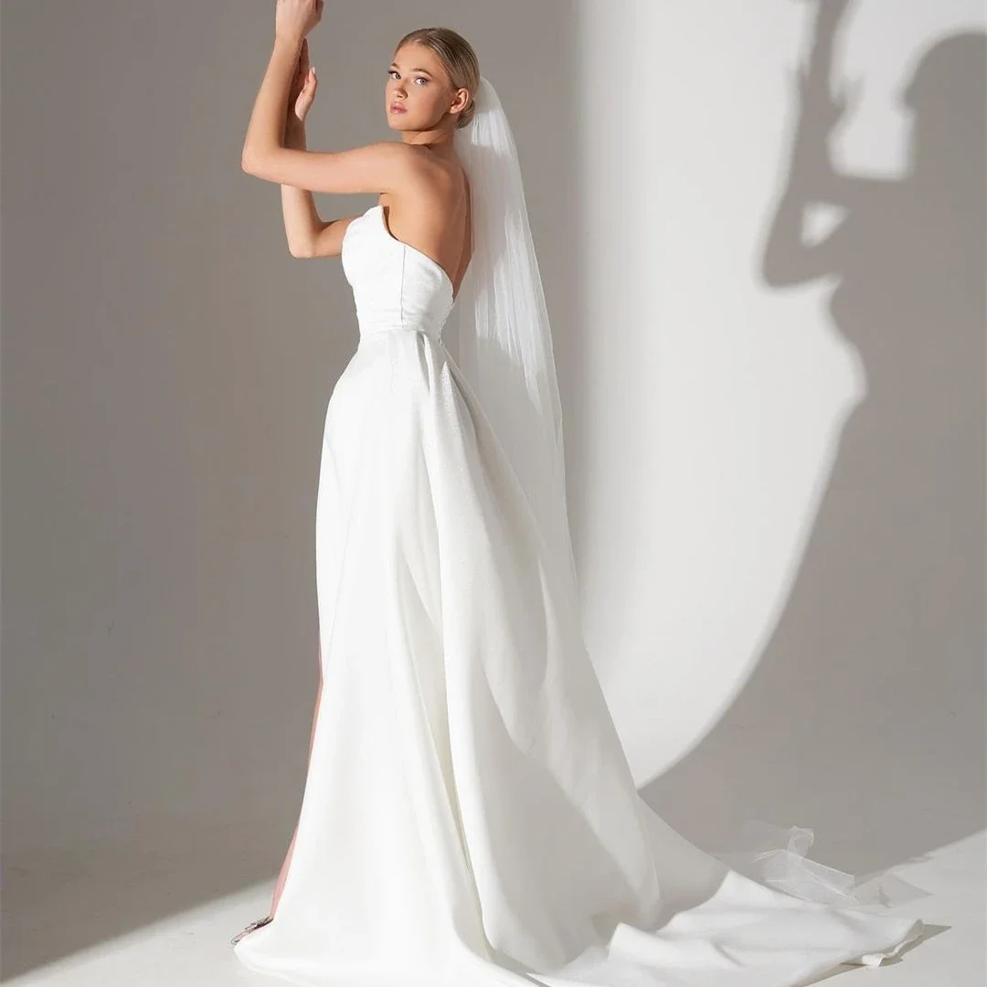 Abito da sposa semplice in raso con scollo a cuore personalizzato Spacco laterale A-Line Lunghezza pavimento Robe De Mariee Abito senza maniche con strascico bianco