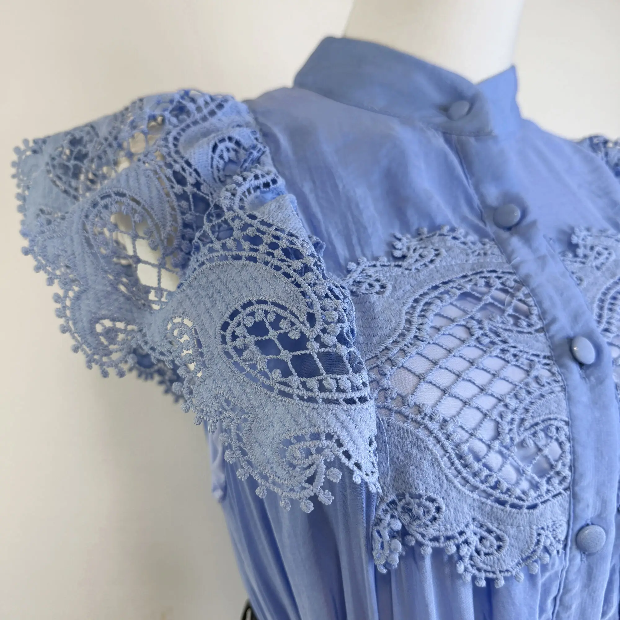 Elegante vestido de fiesta calado con bordado de lujo, camisa para mujer, manga con volantes, vestido largo de encaje para fiesta de noche con una hilera de botones