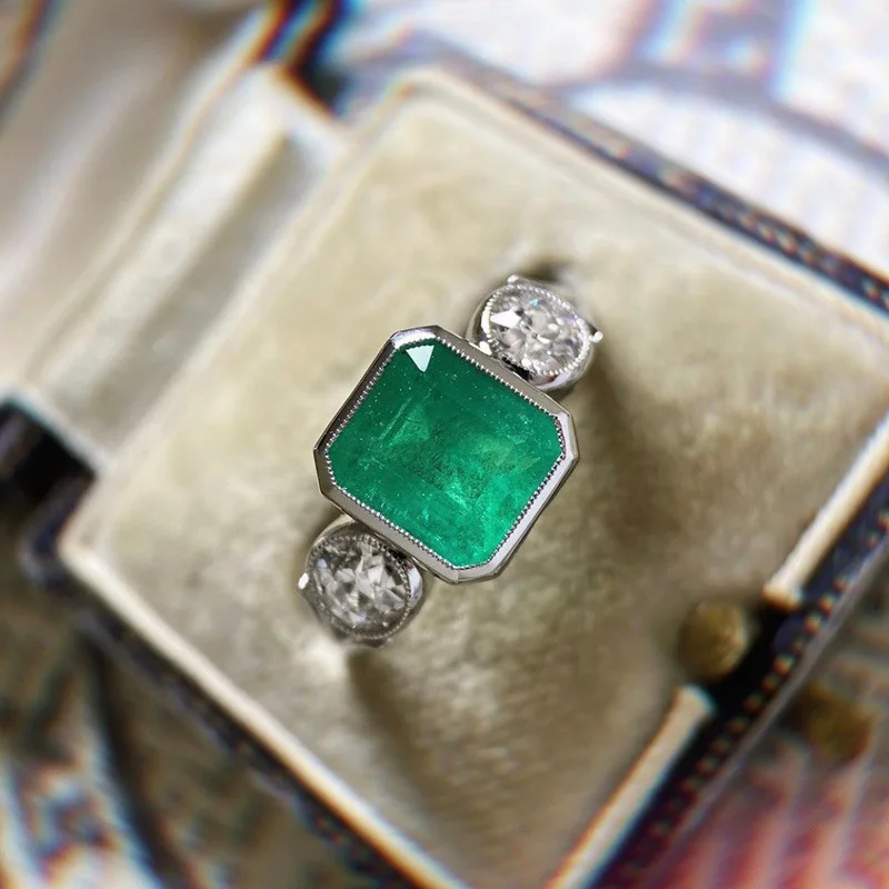 

European And American Style Women's Diamond Ring With Alloy Inlaid Emerald Ring