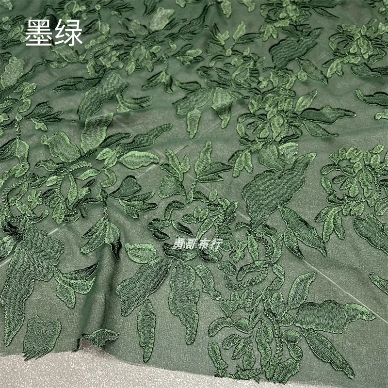 Gonna cava tridimensionale con fodera ricamata in seta traslucida e tessuto per abbigliamento superiore