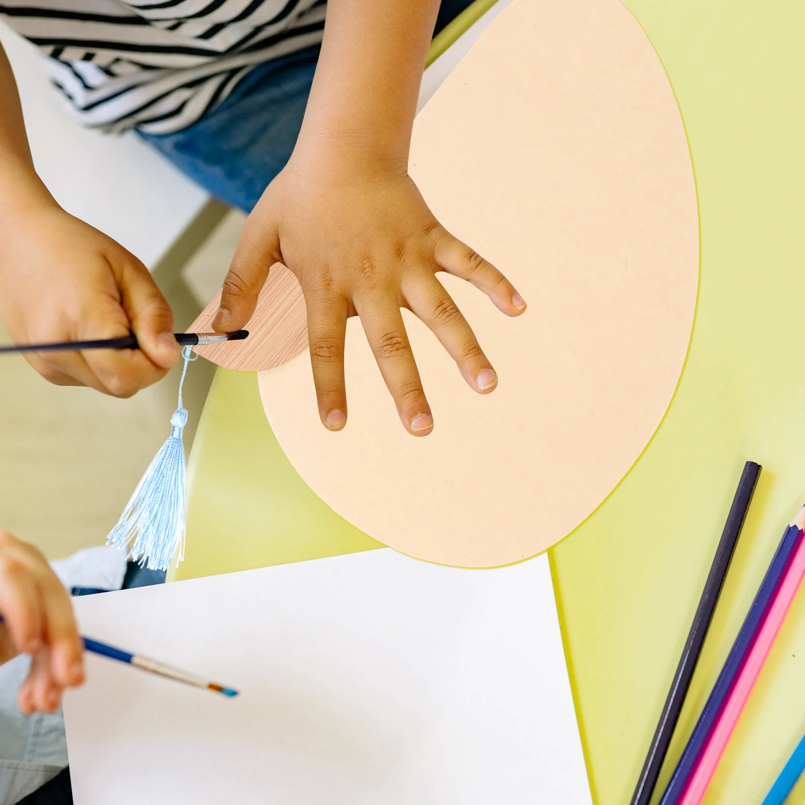 

5Pcs Kids Graffiti Fans DIY Handmade Painting Fans Improve Handeye Coordination Ability Perfect for Family Kids Painting Toy