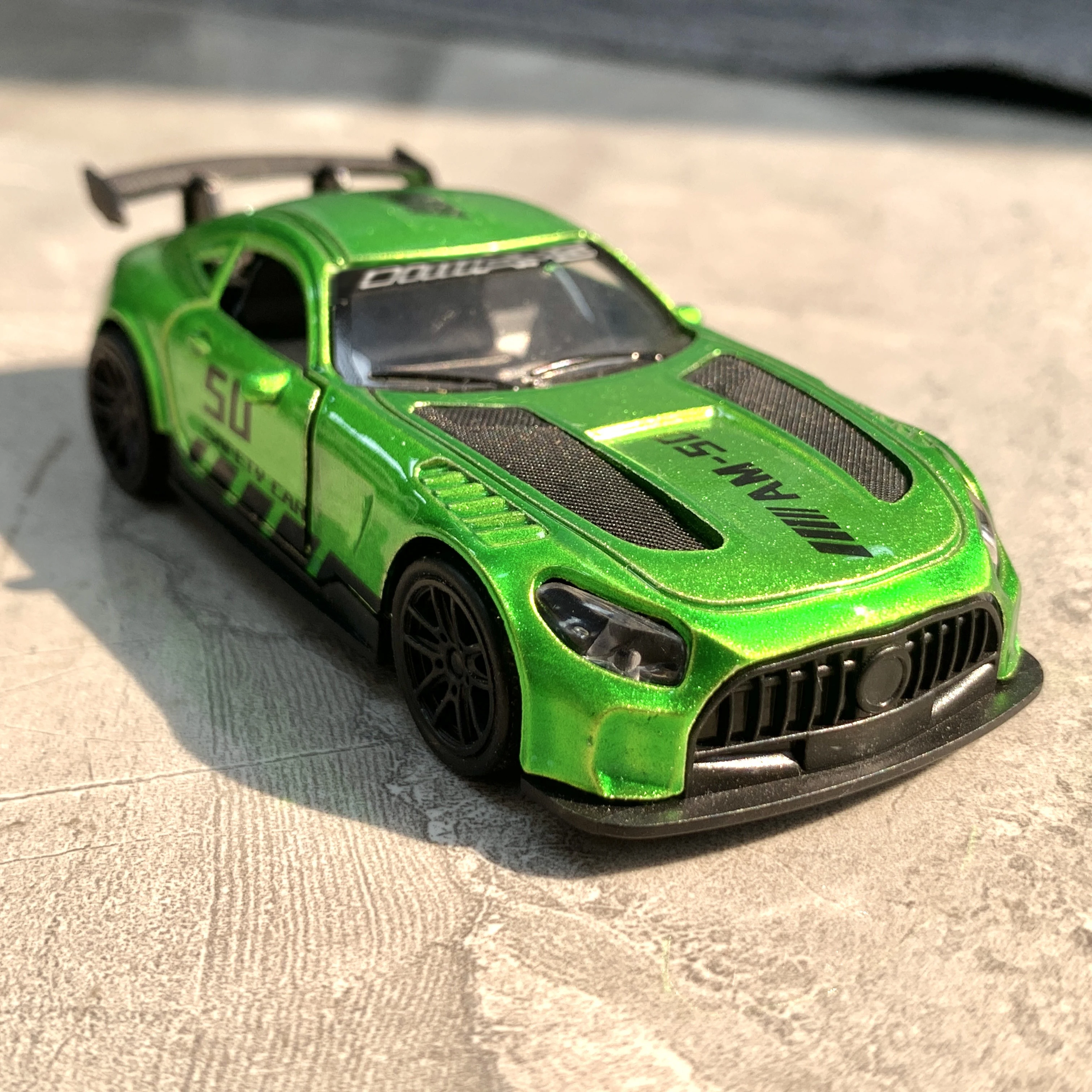 

Зеленая литая под давлением модель автомобиля из сплава AMG GT50 GTR, игрушечный гоночный автомобиль 1/36 с откатным механизмом, коллекционное украшение автомобиля, любимый автомобиль для мальчика, игрушечные подарки