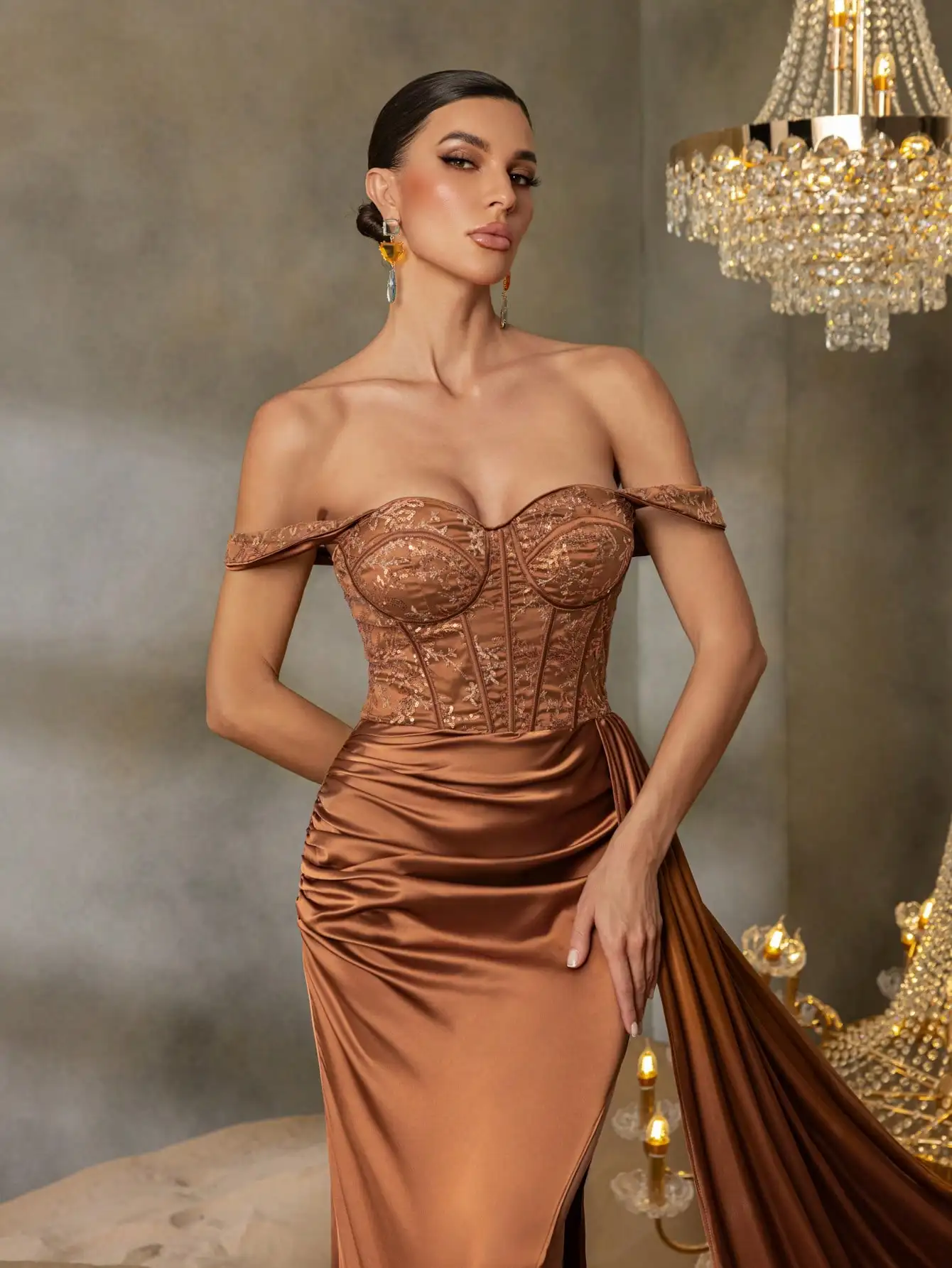 오프숄더 스팽글 보디스와 대비되는 새틴 밑단의 정장 드레스