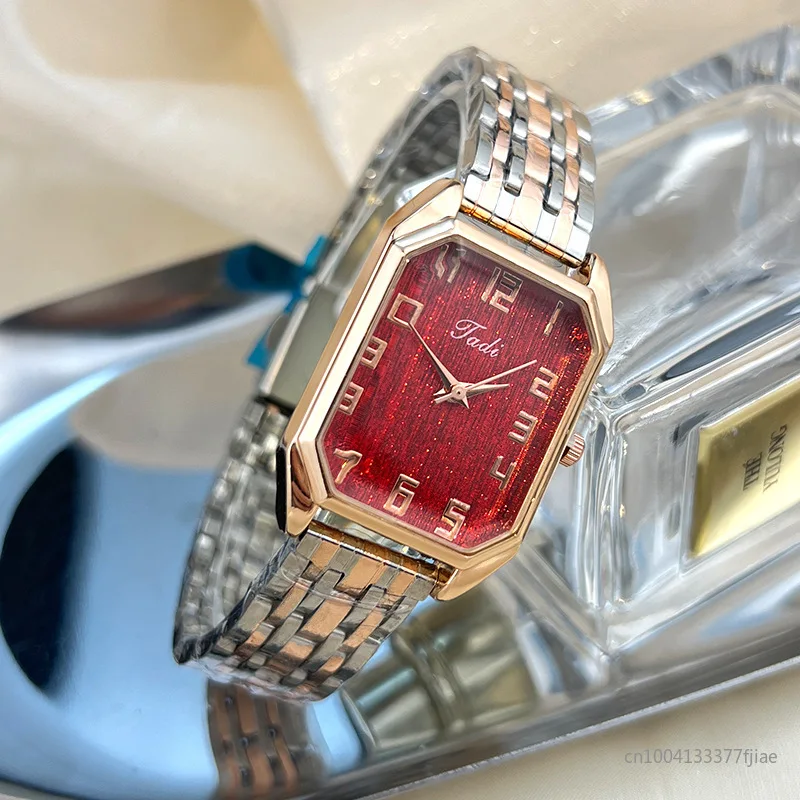 ساعات نسائية الأعمال الفاخرة السيدات موضة كوارتز ساعة بسيطة مقياس مربع جودة مطلية بالذهب الفولاذ المقاوم للصدأ ساعة قابلة للطي