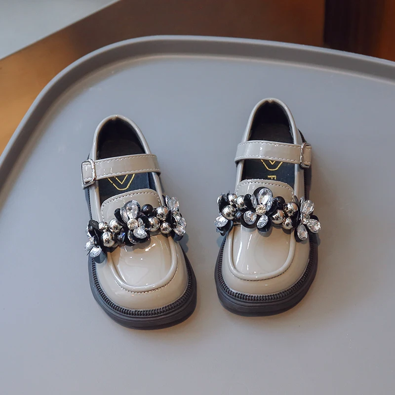 2023 nuove ragazze mocassini carino punta tonda stile coreano Versatile morbido scarpe in pelle per bambini strass classiche scarpe per bambini