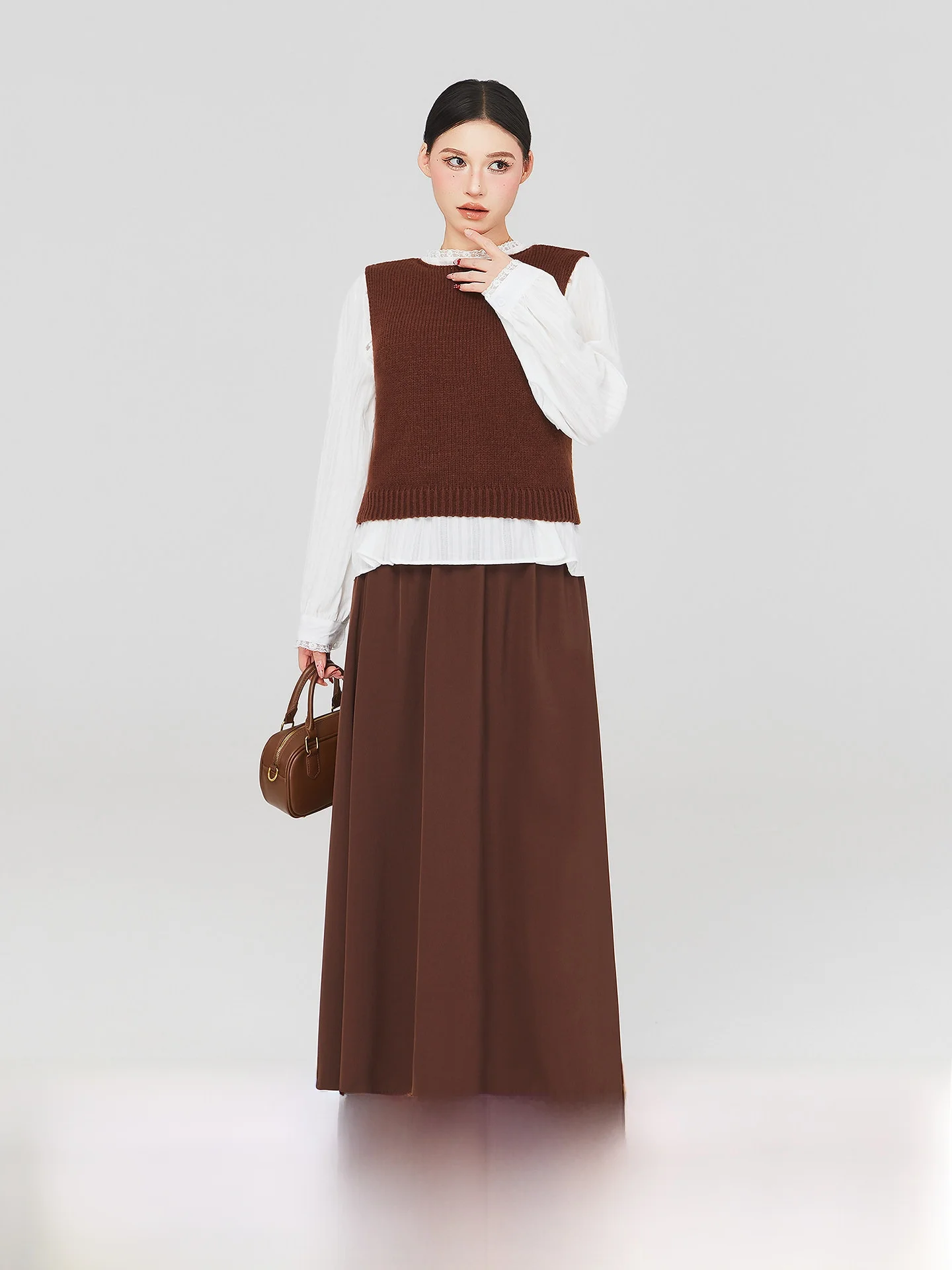 

Потрясающий весенний комплект одежды для женщин больших размеров: вязаный жилет, футболка с длинным рукавом и юбка А-силуэта с высокой талией.