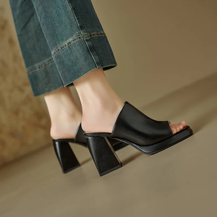 In The Summer of 2026, The New Women's High-heeled Sandals Are Open-toed, and The Simple and Comfortable Slippers Are 32-46. view 6