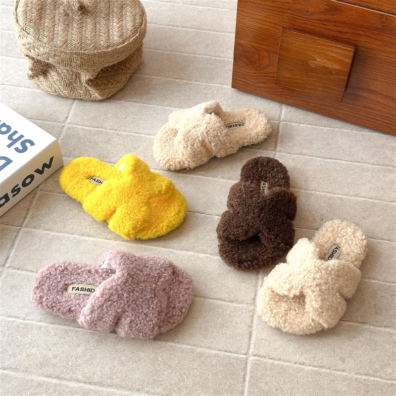 

2025 г., плюшевые тапочки на подкладке для маленьких девочек и мальчиков, новая модная зимняя теплая нескользящая домашняя милая детская хлопковая обувь, детские плюшевые тапочки