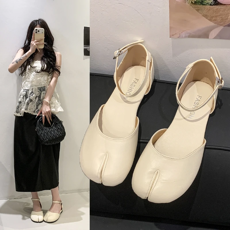 2026 Sommer Neue Stylische Leopardenmuster Zehentrennsandalen für Damen, Flach, Seitlich Geschnitten, Einzelne Schnalle, Geschlossene Zehenpartie Damenschuhe