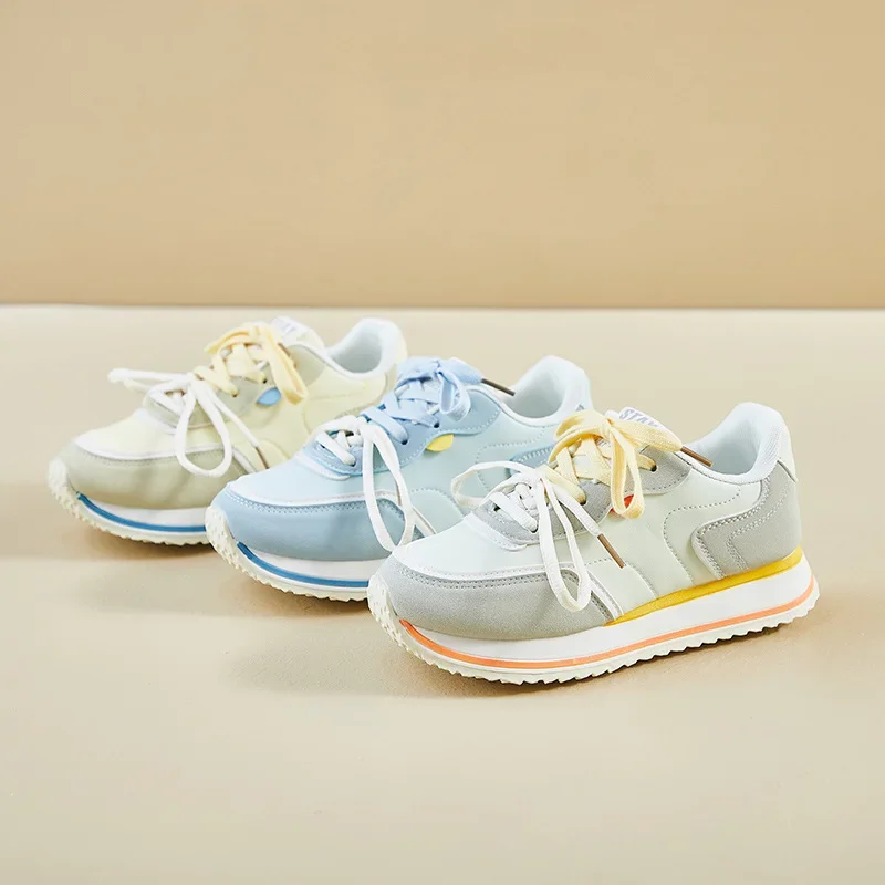 รองเท้ากีฬาผู้หญิงใหม่ปี 2565 รองเท้าลําลองกลางแจ้งหลวมในฤดูร้อนรองเท้ากีฬาสบายและระบายอากาศได้