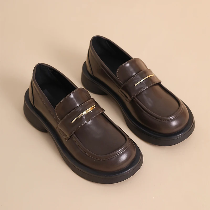 Mocassim Oxford com pele feminina, sapatilhas pretas com tudo combina, tamancos de plataforma, estilo britânico, novo couro de escorregar, tênis de verão, 2022