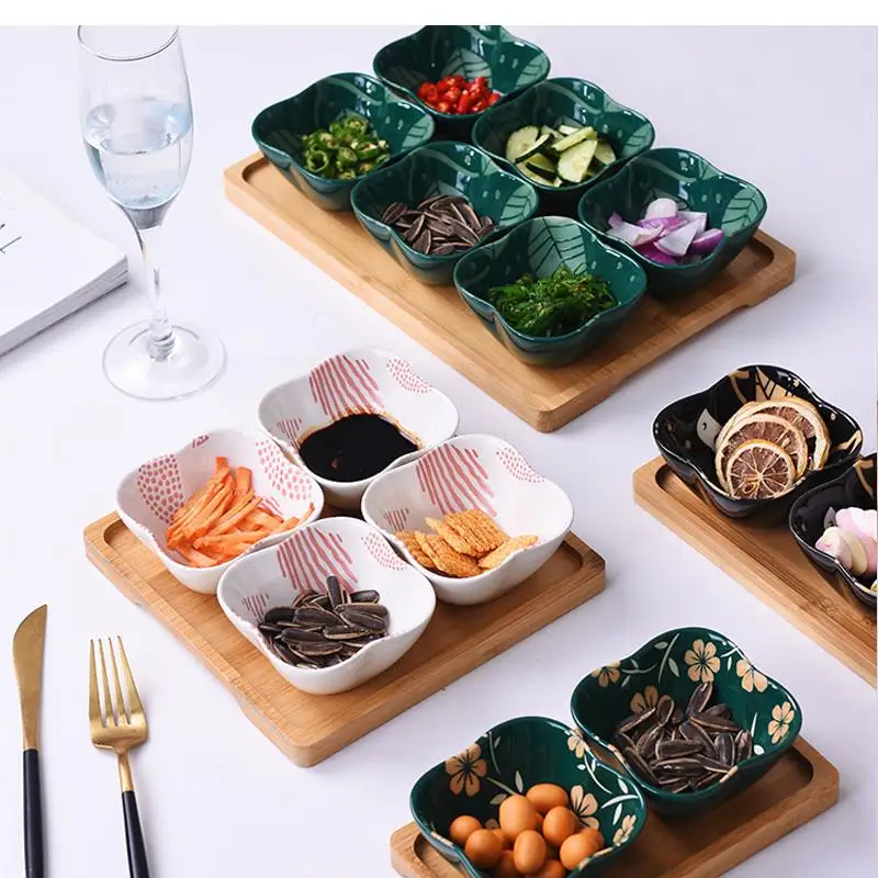 Prato de lanche de cerâmica, base de madeira, sala de estar, prato de frutas, vinagre, caixa de doces, planta lateral, flor seca