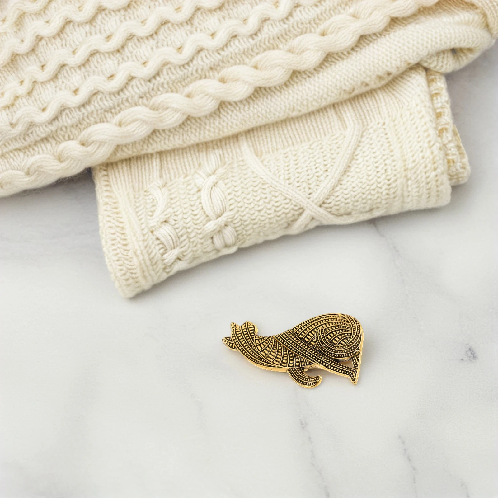 

Abstract Cat Brooch Pin Alloy Vintage Design Kawaii Kitten Lapel Brooches For Women Men Clothing Backpacks Hats Jackets Scarves