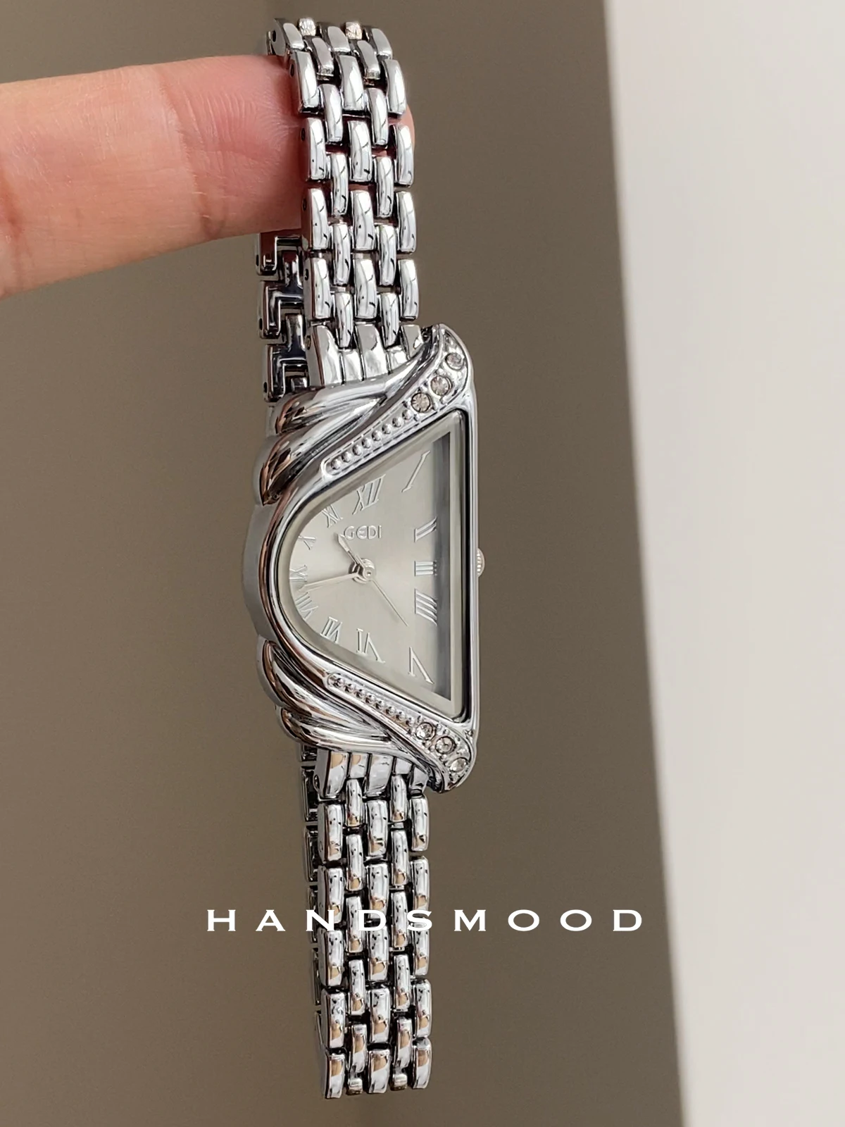 New Exquisite Women'S Watch, With A Sophisticated And Elegant Design, Featuring A Chain Strap, Perfect As A Gift For Women.