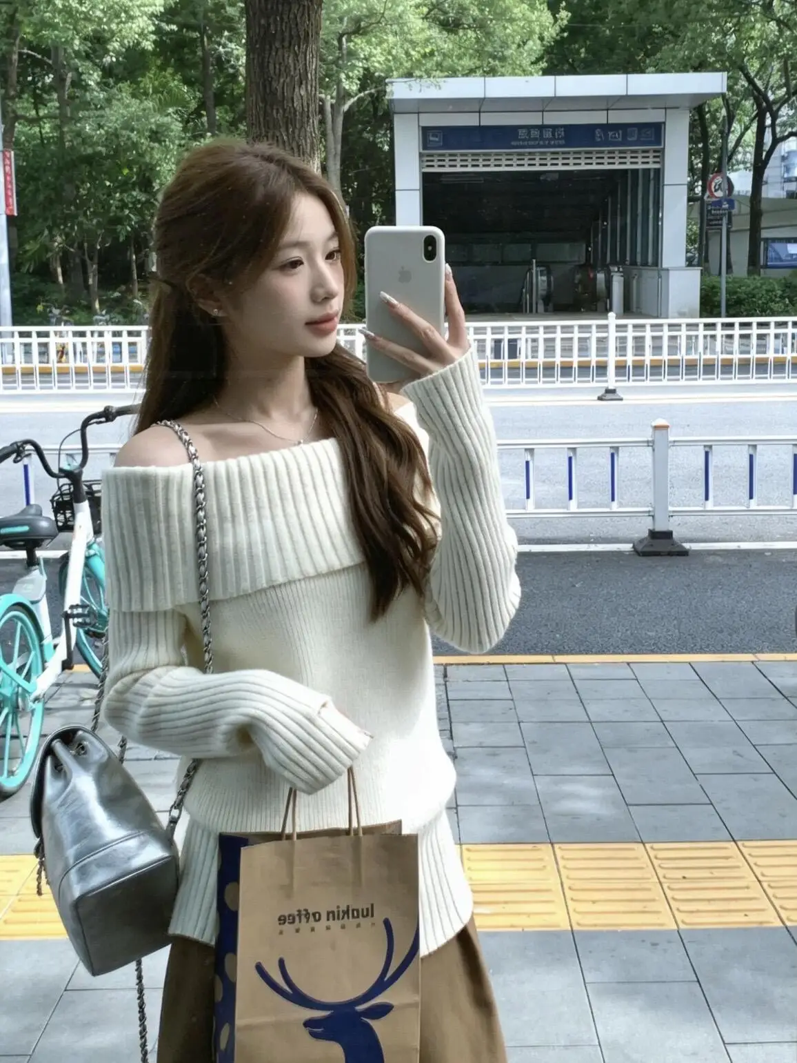 

Модный вязаный свитер с длинным рукавом и одним открытым плечом, женский, весенний, премиум-класса, вязаный топ с открытым плечом