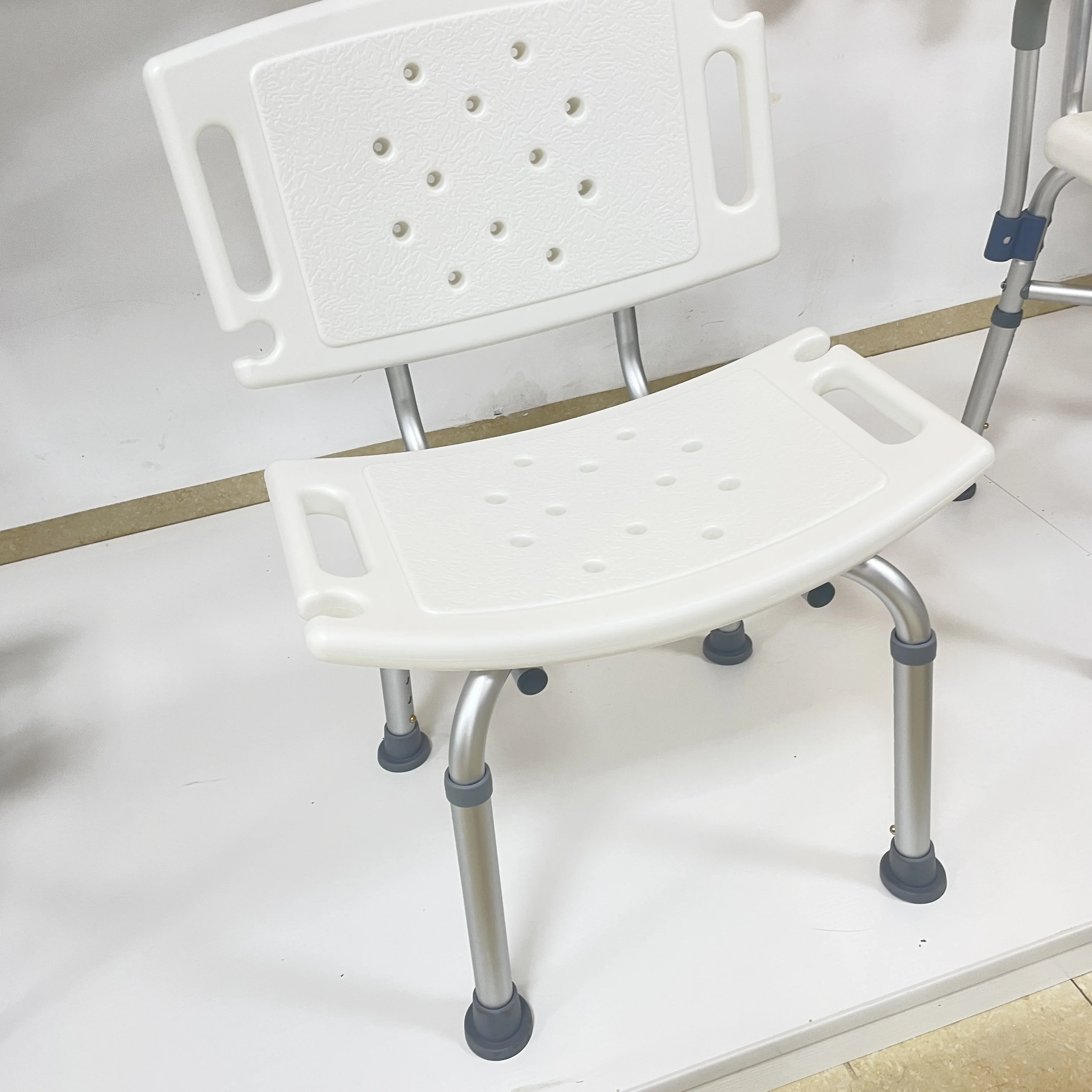 كرسي استحمام للحمام للعناية بالتمريض المنزلي مضاد للانزلاق لضبط الارتفاع للمعاقين
