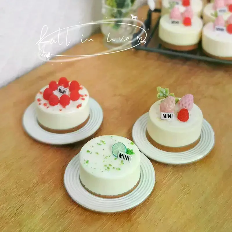 1 pz miniatura casa delle bambole simulazione argilla torta di frutta alla fragola mini modello alimentare per accessori casa delle bambole carino panetteria torta giocattoli