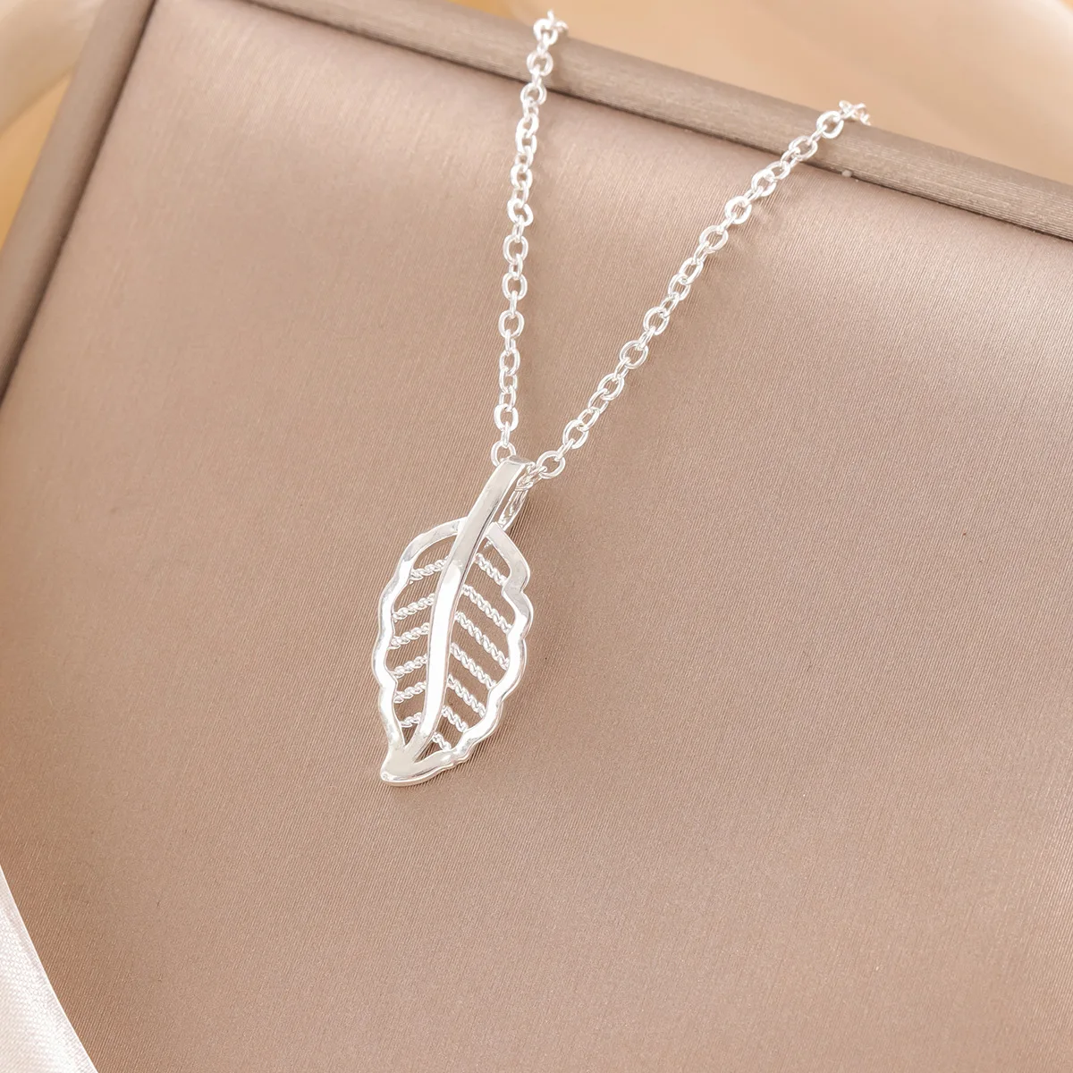 

Новые простые изысканные полые листья из стерлингового серебра 925 пробы, модные ювелирные изделия, милые растения, литературная цепочка на ключицы, кулон, ожерелья XL075