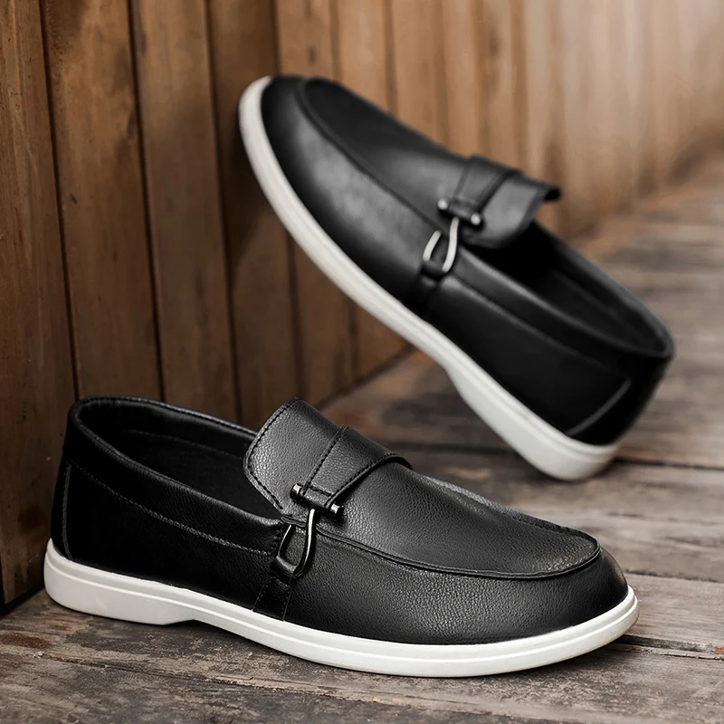 

Мужские стильные черные кожаные лоферы без шнуровки, повседневные модельные туфли, 2025 г., модная легкая удобная рабочая повседневная обувь для мужчин