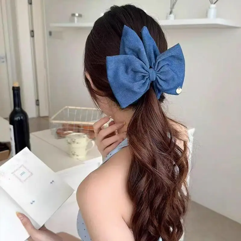Artiglio per capelli con fiocco blu in denim dolce; Accessorio classico per coda di cavallo con clip di squalo per donna