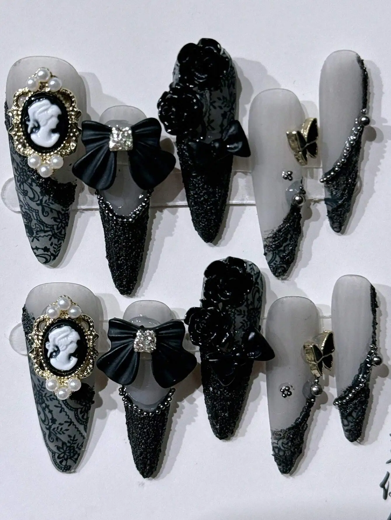 

Sweet & Cool Gothic Style 10pcs Almond-Shaped Handmade Black Baroque Camellia Sexy Lace & 3D Black Bow Nail Art Stickers With Pearl And -Themed Light Luxury False Nails. Perfect For All Women's Daily, Party, Festival, Dating, Bridal Nails. Free 1 Jelly Gl