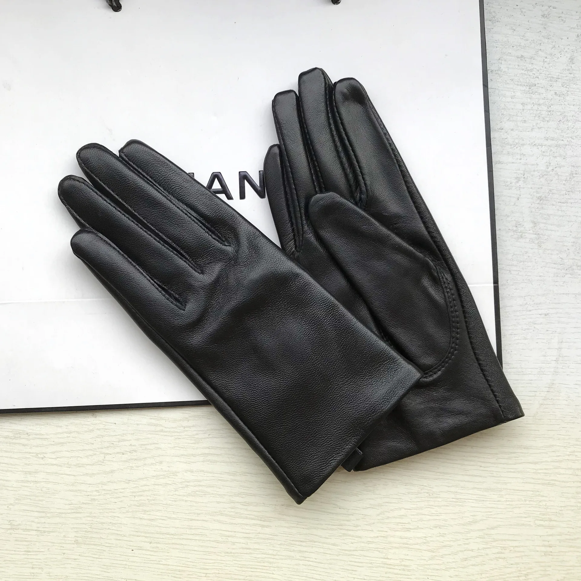 Ladies Sheepskin Gloves Classic Solid Color Real Leather Spring Velvet Lining Cycling Driving Gloves Autumn Winter
