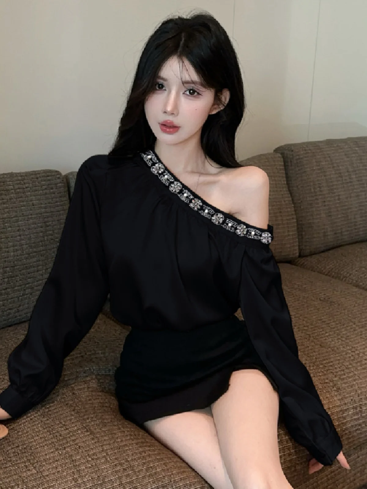 

Gagarich Slanted Shoulder Diamond Inlaid Silk Shirt Loose Straight Tube French Style Slim Long Sleeved Outerwear Blouse Top