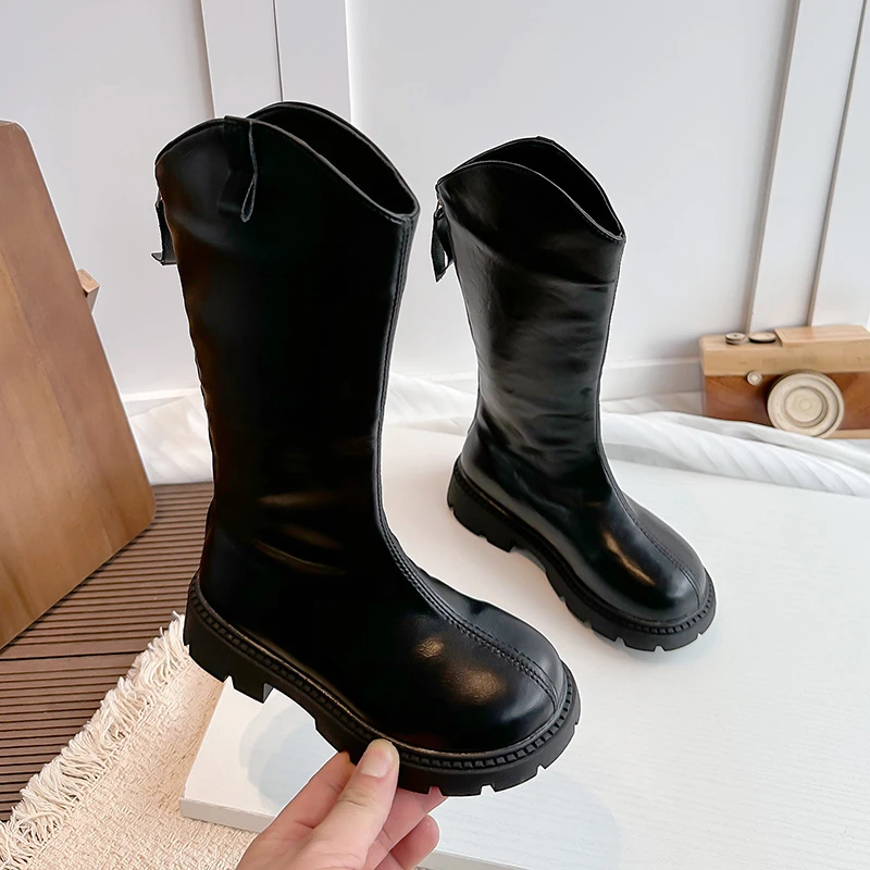 Knielange Stiefel für Kleinkinder und kleine Mädchen, aus Kunstleder, mit V-förmigem Ausschnitt, Reißverschluss auf der Rückseite und klobiger Sohle, ideal für Herbst und Winter, für den täglichen, lässigen Gebrauch. – Detail 5