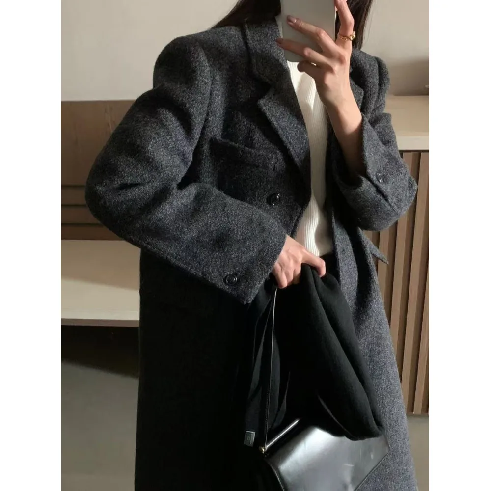 เสื้อโค้ทขนสัตว์สำหรับผู้หญิง ทรงยาว สไตล์ลำลอง ปกเสื้อแบบสูท ติดกระดุมเม็ดเดียว ดีไซน์เข้าชุด ให้ความรู้สึกหรูหราแบบย้อนยุค ความยาวแบบยาวพิเศษ ทำจากผ้าทวีด