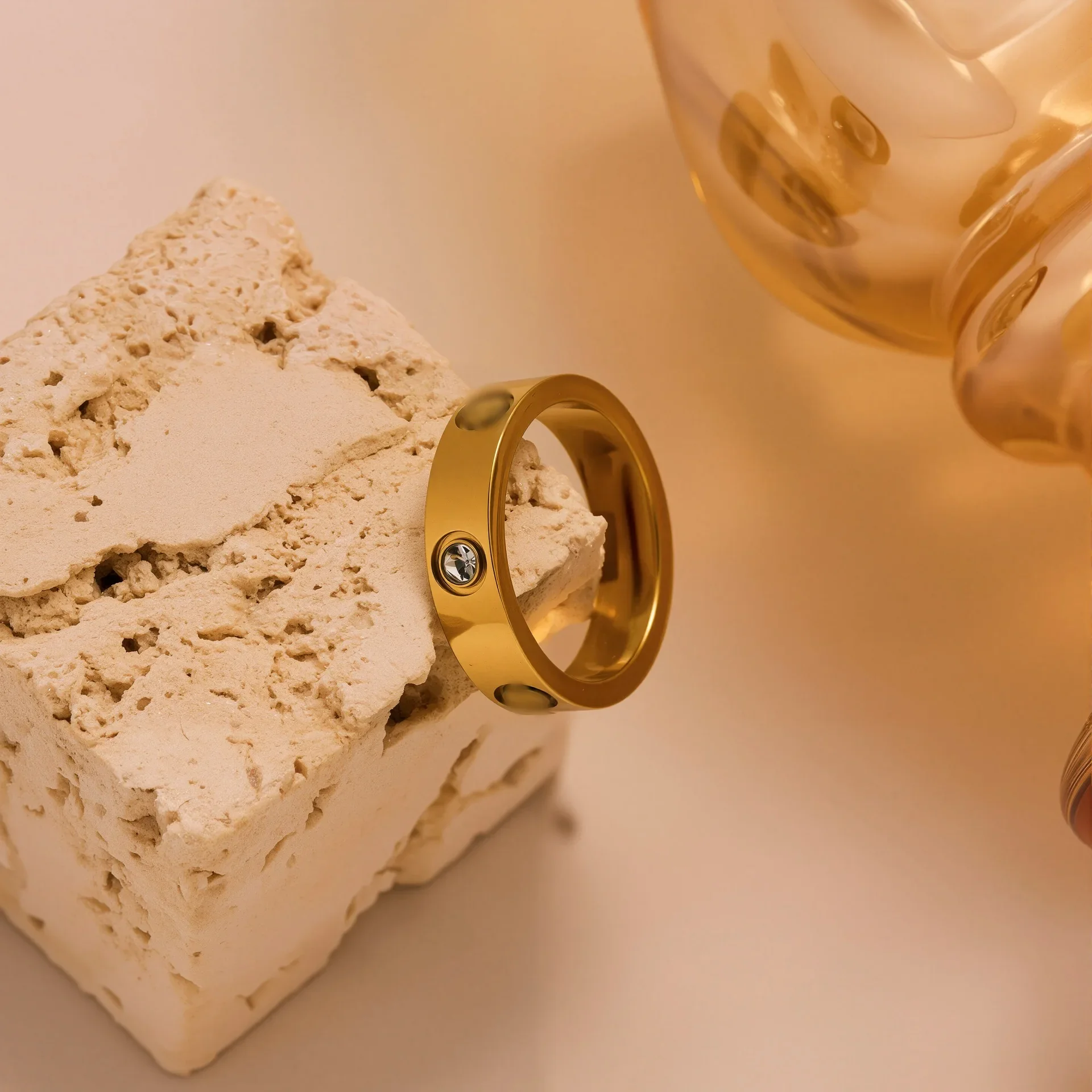 خاتم ذهبي عيار 18 قيراط من الفولاذ التيتانيوم ثلاثي الماس مبسط بشكل أنيق وبسيط وعصري وإكسسوارات الأصابع