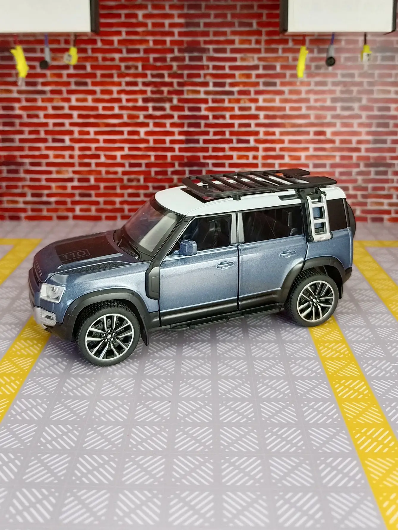 

1:32 Defender 110 alloy car model ornaments collection Warrior acousto-optic children's toys doors and hood trunk can be opened