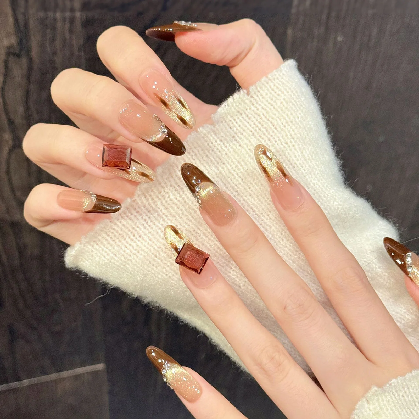 10 pièces marron Style français faux ongles faits à la main brillant or oeil de chat longue amande faux ongles brillant diamant décor presse sur ongles